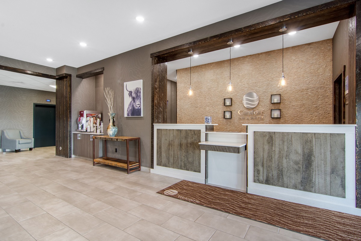 Comfort Inn and Suites North Battleford - Front Desk and Lobby Area