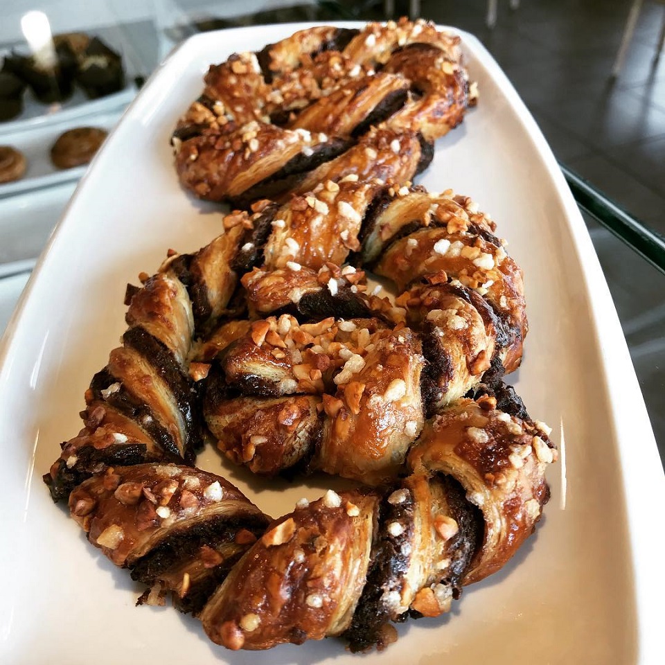 Chocolate bretzel with almonds