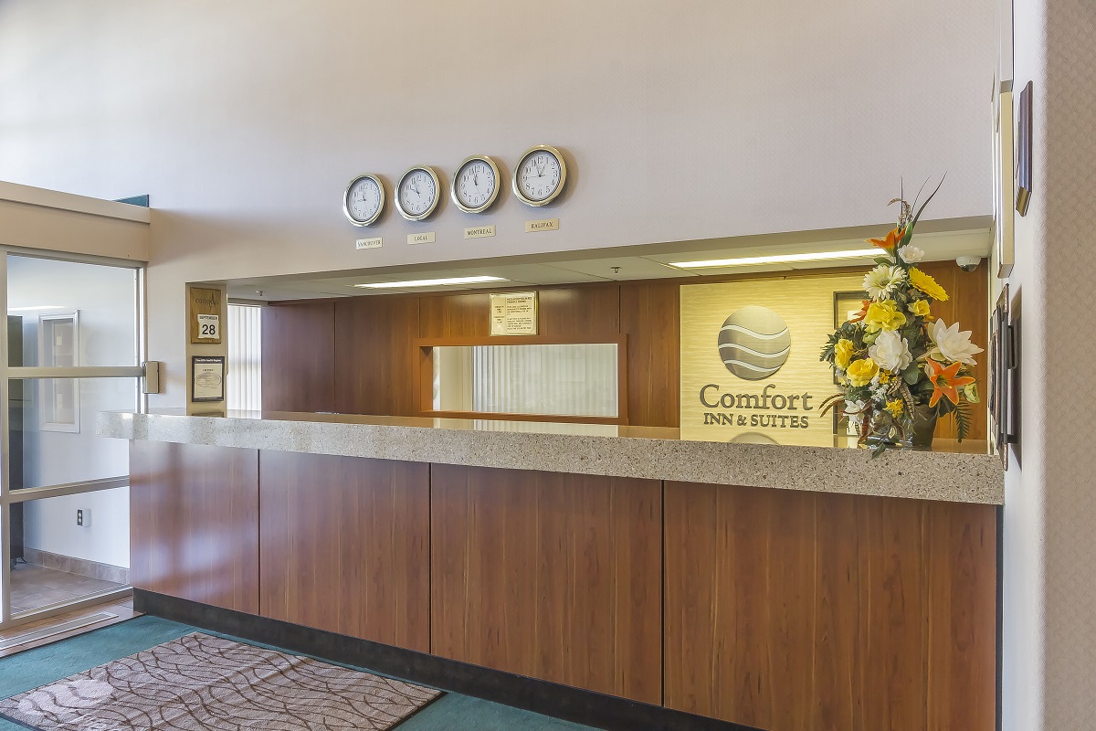 Comfort Inn & Suites Moose Jaw - Front Desk Area