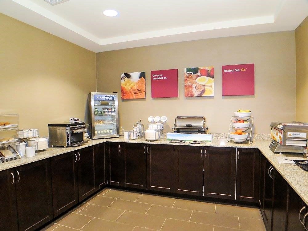  Comfort Suites Regina - Breakfast Area