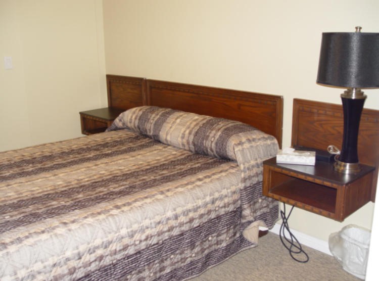 Elrose Inn & Suites