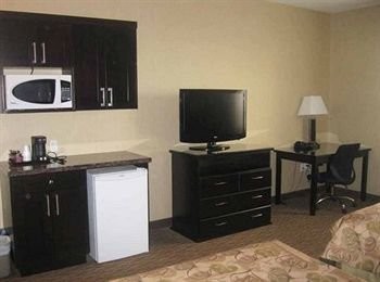 Best Western Plus Estevan Inn & Suites - Standard Queen Room