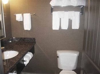 Best Western Plus Estevan Inn & Suites - Guest Room Bathroom