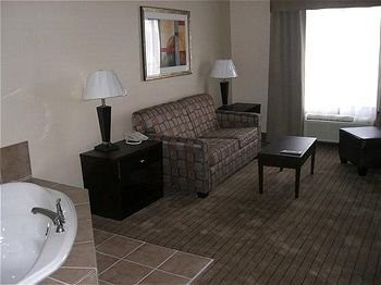 Holiday Inn Express & Suites  - Jacuzzi Suite