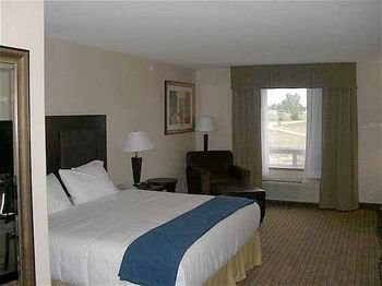 Holiday Inn Express & Suites - Queen Guest Room