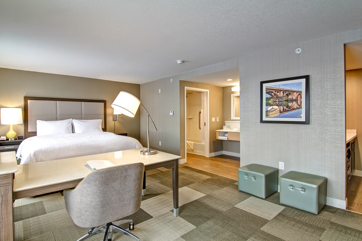 Hampton Inn & Suites by Hilton Saskatoon Airport - King Suite