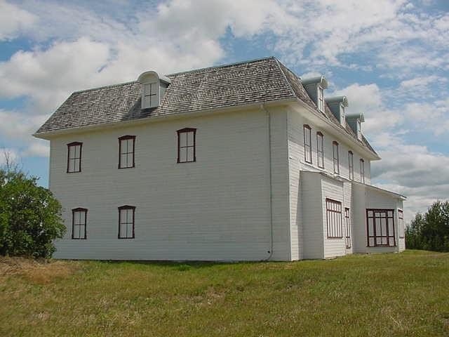 Located 3 km west of the village, the Humphrey/Hewlett House is also part of the park. Visitors are encouraged to stop and see the original 1888 house