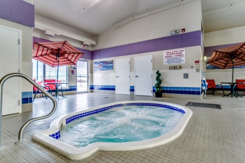 Motel 6 Saskatoon - Hot Tub Area