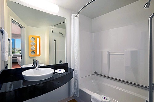 Motel 6 Swift Current - Guest Room Bathroom