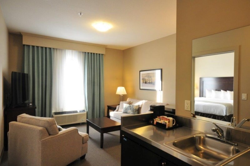 Ramada Emerald Park Regina East - Family Suite