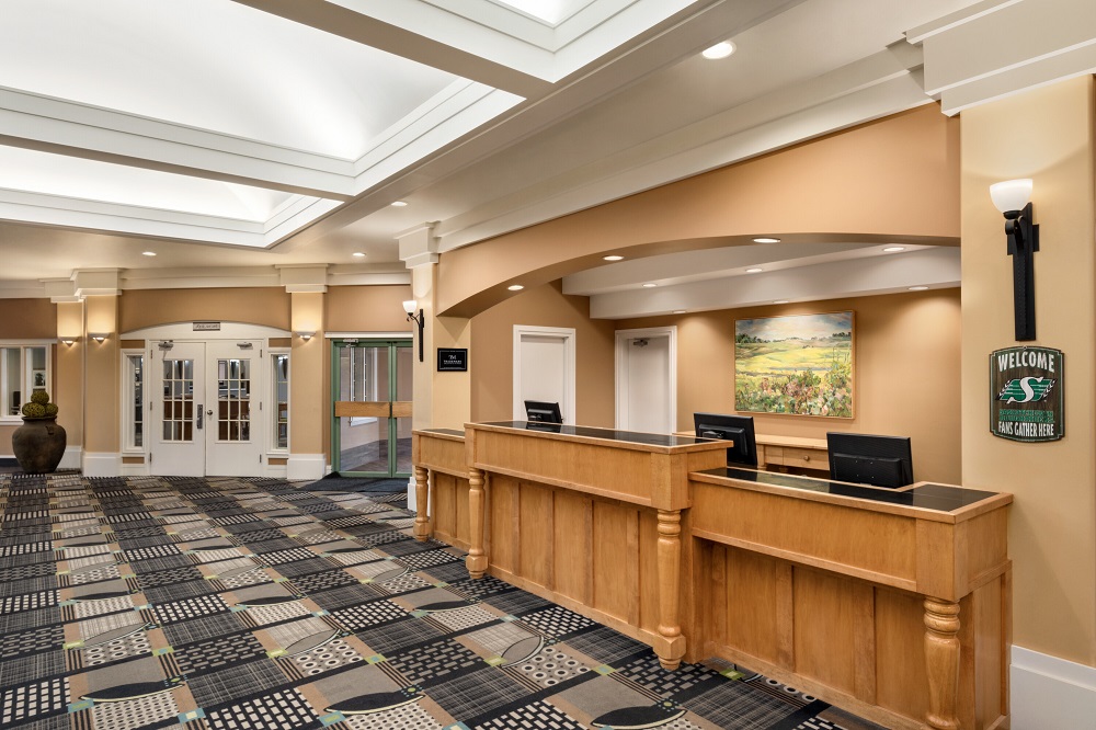 Royal Hotel Regina - Front Desk Area