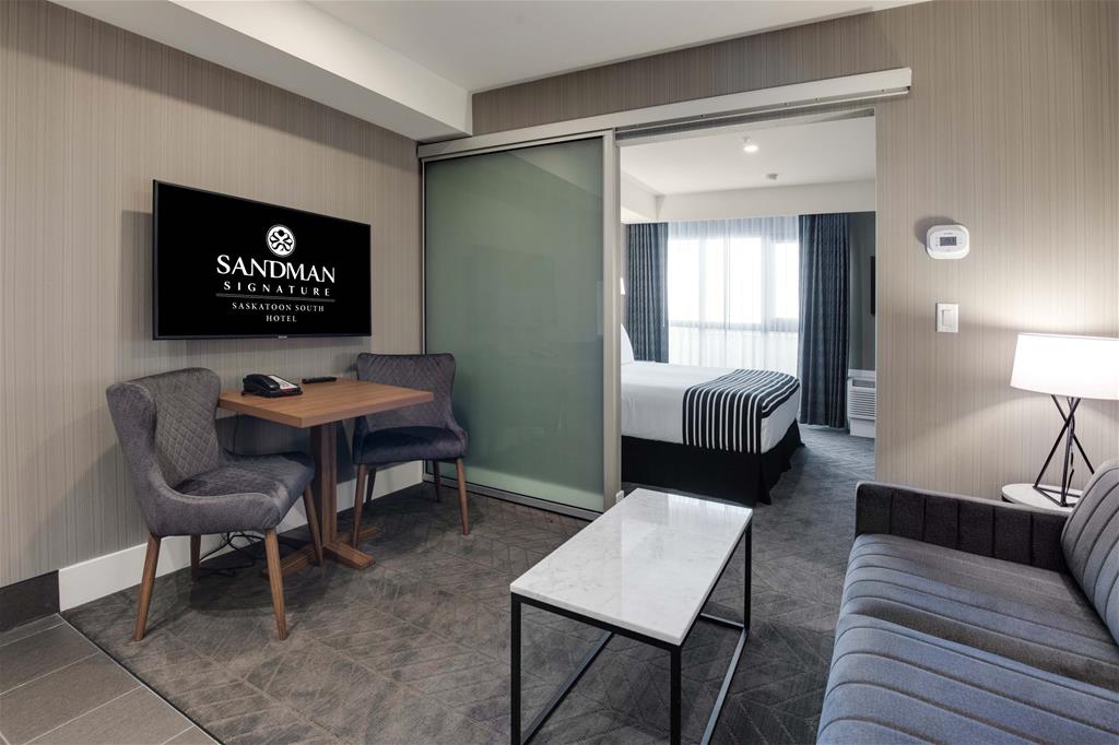 Sandman Signature Saskatoon South Hotel - Corporate King Suite