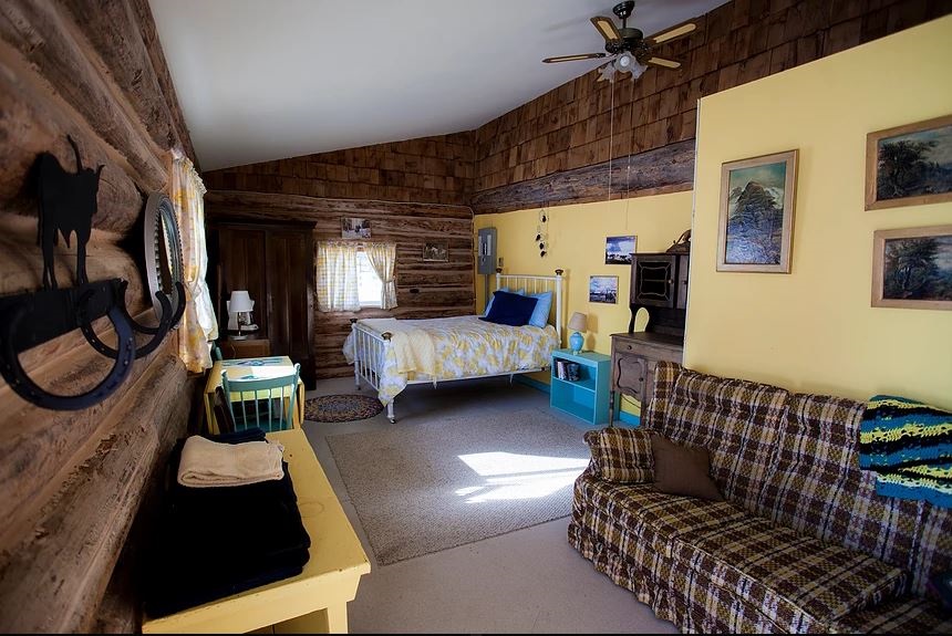 Spring Valley Guest Ranch - Log cabin guest lodging in the Yellow Room
