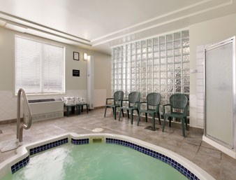 Super 8 - Estevan - Hot Tub Area