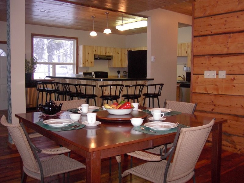 Waterfront Lodge dining-kitchen area