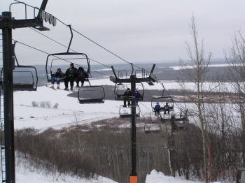 Wapiti Valley Ski Park offers excellent skiing and snowboarding only minutes from The Outerbanks vacation chalet.  