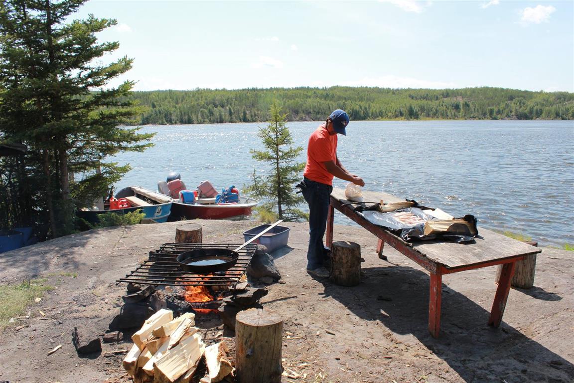 Churchill River Voyageur Lodge - Fishing packages include a shore lunch at noon