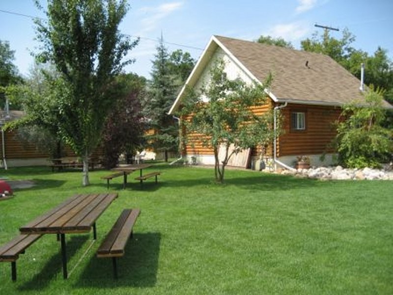 Sundays Log Cabins, Katepwa Beach, SK - Yard